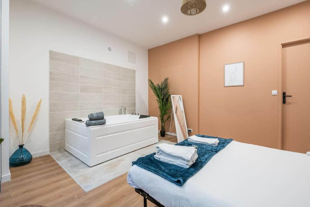 Charmant Cocon Avec Jacuzzi - Bordeaux Centre エクステリア 写真