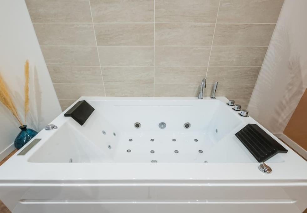 Charmant Cocon Avec Jacuzzi - Bordeaux Centre エクステリア 写真
