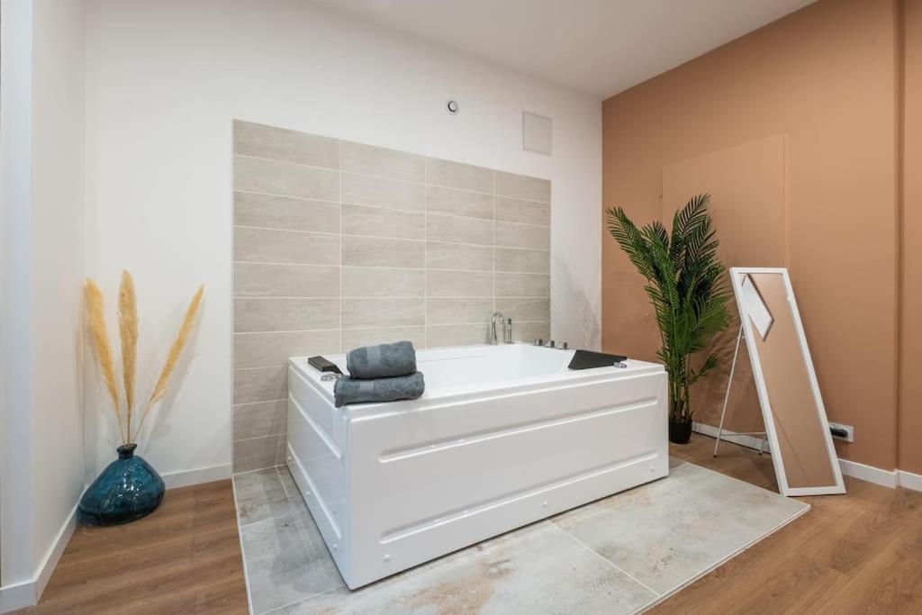 Charmant Cocon Avec Jacuzzi - Bordeaux Centre エクステリア 写真